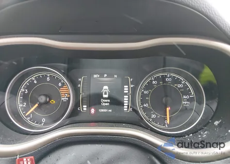 2016 Jeep Cherokee Latitude z USA, uszkodzony, nr VIN 1C4PJMCB8GW118949